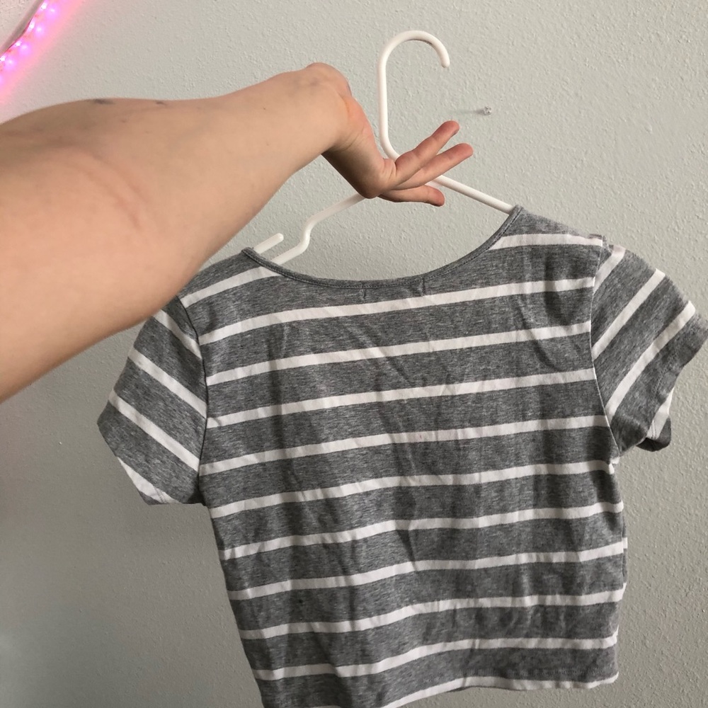 gray and white stripped crop round neck